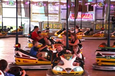 Niños disfrutando de una de las atracciones de la feria
