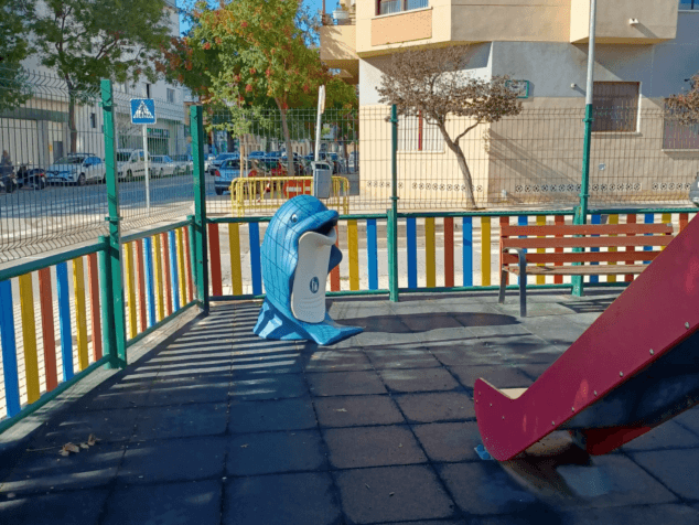Nuevas papeleras, oficina y contenedores: las últimas novedades sobre el nuevo servicio de limpieza y recogida de Dénia 2 nuevas papeleras en parques infantiles de denia