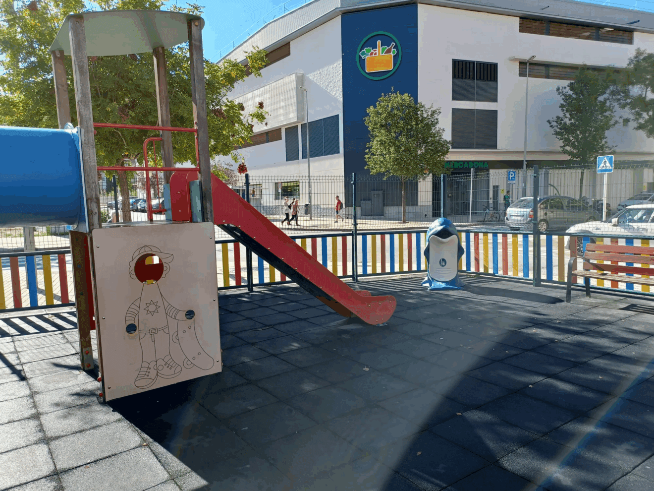 Papelera delfín en los parques infantiles de Dénia