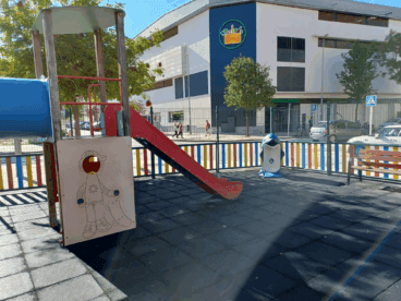 Papelera delfín en los parques infantiles de Dénia