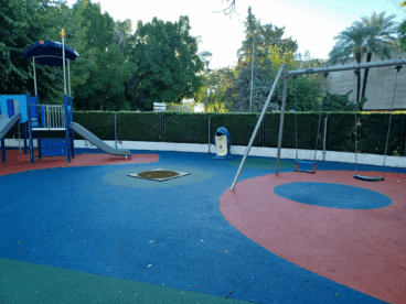 Papeleras instaladas en parques infantiles