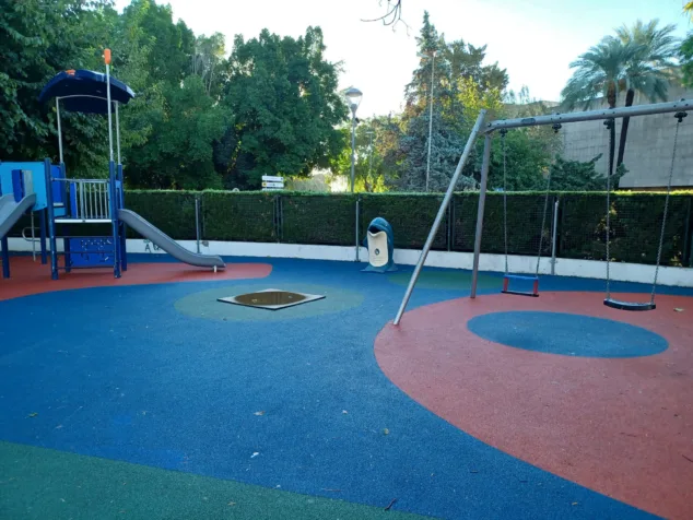 Nuevas papeleras, oficina y contenedores: las últimas novedades sobre el nuevo servicio de limpieza y recogida de Dénia 4 papeleras instaladas en parques infantiles