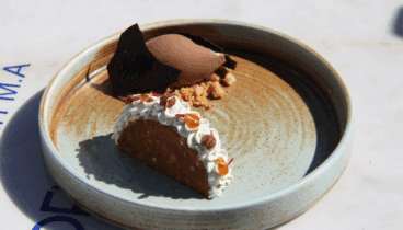 Parfait de ras el hanut, galleta de caramelo de naranja, mousse de yogur y helado de algarroba – Chef Bruno Ruiz