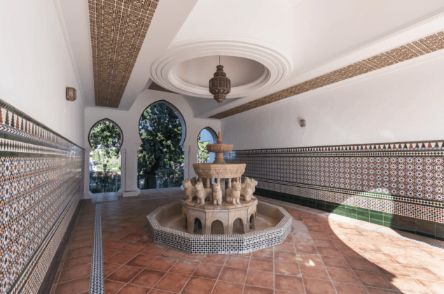 Un viaje a Marruecos sin moverte de Dénia: este es el ático dúplex perfecto para tus próximas vacaciones 16 patio de la urbanizacion que simula el patio de los leones de la alhambra