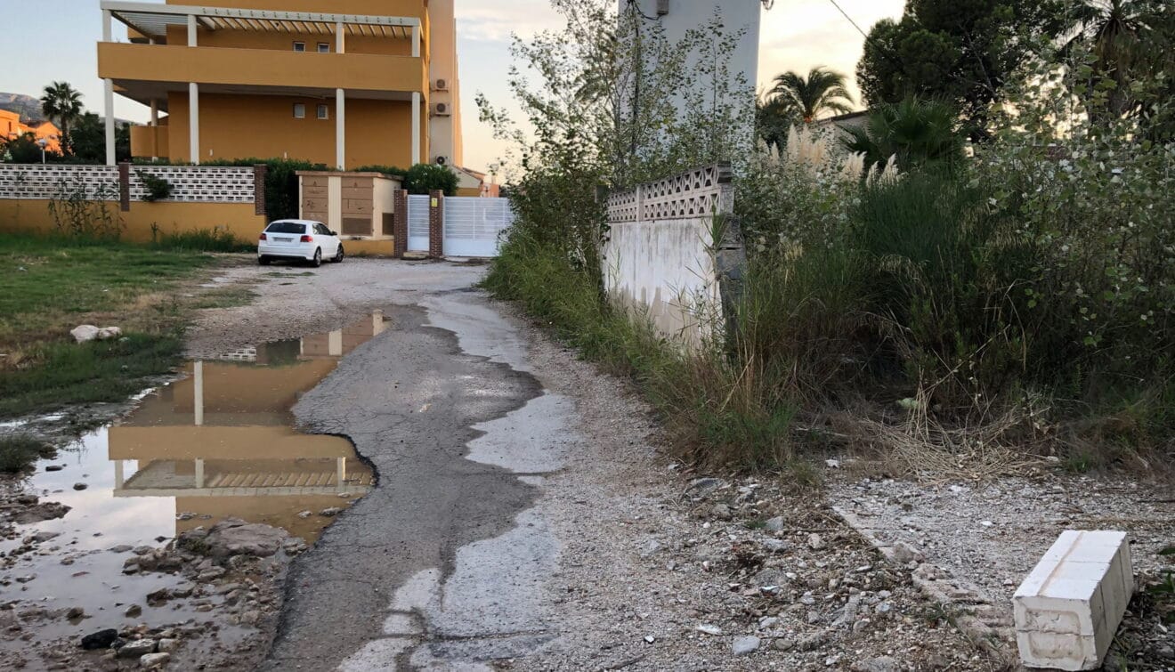 Pésimo estado del asfalto, repleto de escombros por el derrumbamiento del muro colindante