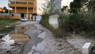 Pésimo estado del asfalto, repleto de escombros por el derrumbamiento del muro colindante