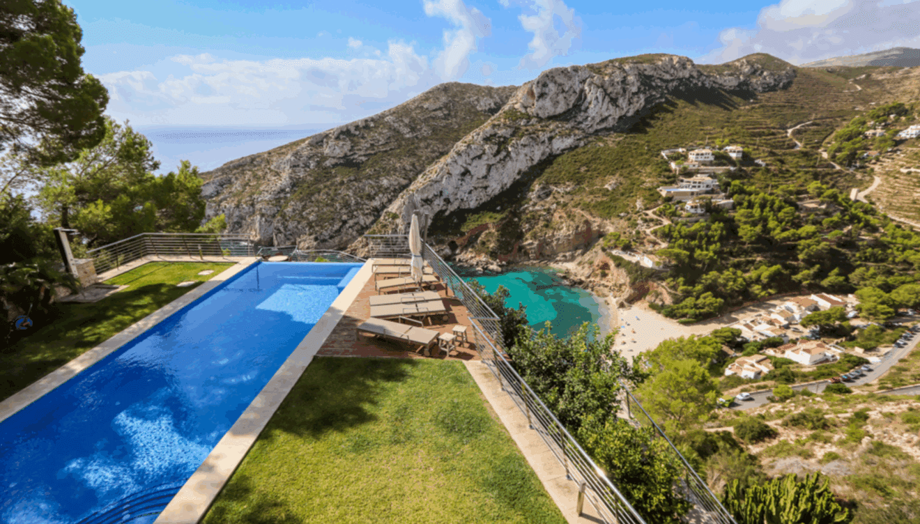 Piscina infinity encima de una cala con Randof