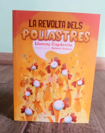 Portada diseñada por Robert Garcia del libro ‘La revolta dels pollastres’ de Llorenç Capdevila