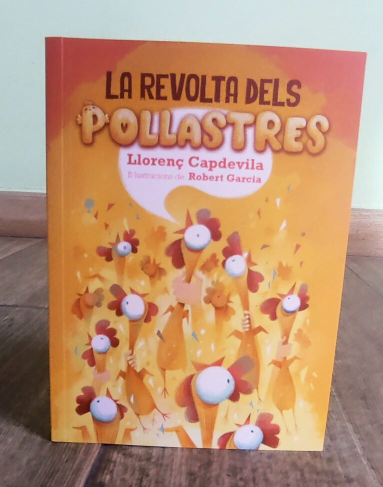Portada diseñada por Robert Garcia del libro 'La revolta dels pollastres' de Llorenç Capdevila