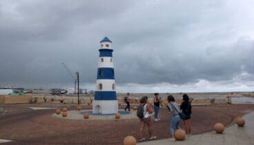 rotonda de la marina de denia bajo el cielo encapotado
