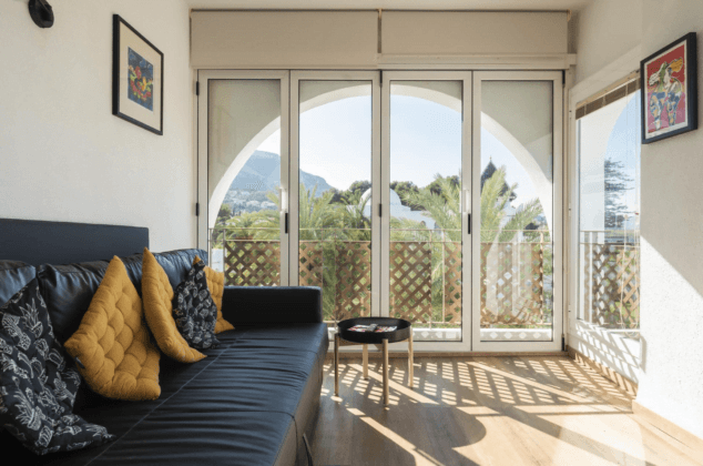 Un viaje a Marruecos sin moverte de Dénia: este es el ático dúplex perfecto para tus próximas vacaciones 7 sala de estar con mucha luz