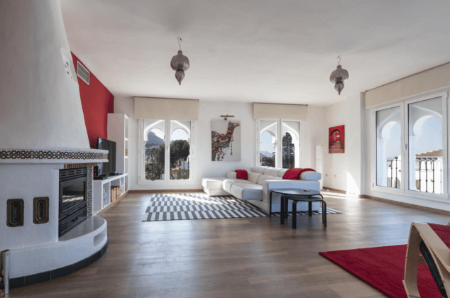 Un viaje a Marruecos sin moverte de Dénia: este es el ático dúplex perfecto para tus próximas vacaciones 3 salon de la vivienda muy luminoso