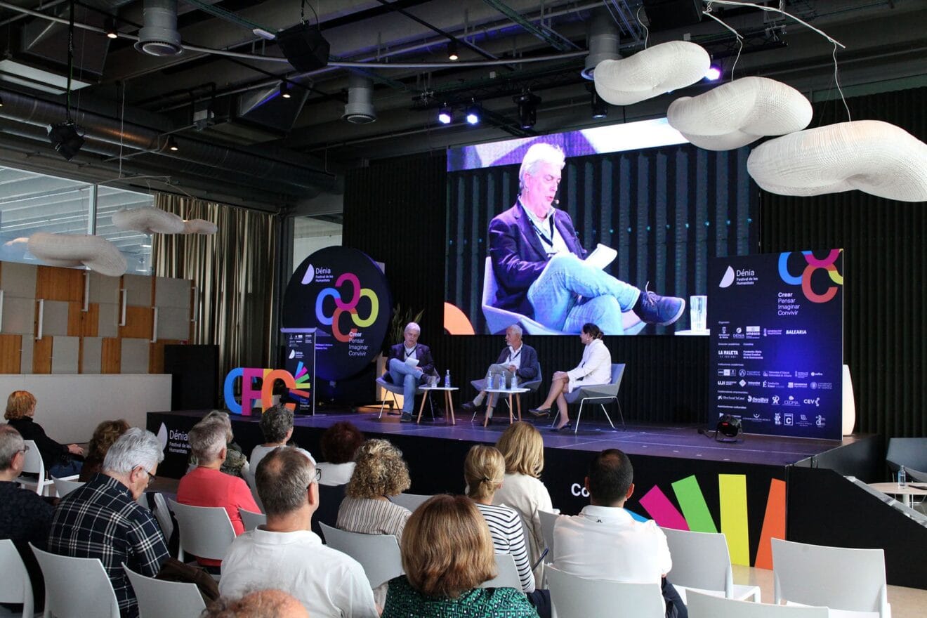 Sesión de debate en l'Androna