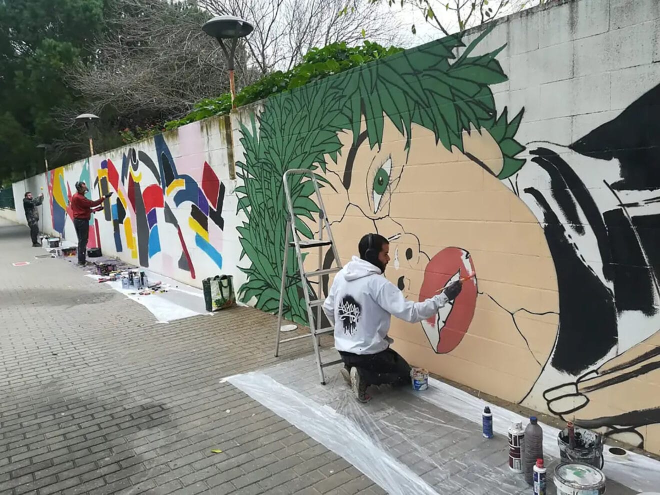 Tardor trabajando en uno de los murales realizados en Dénia