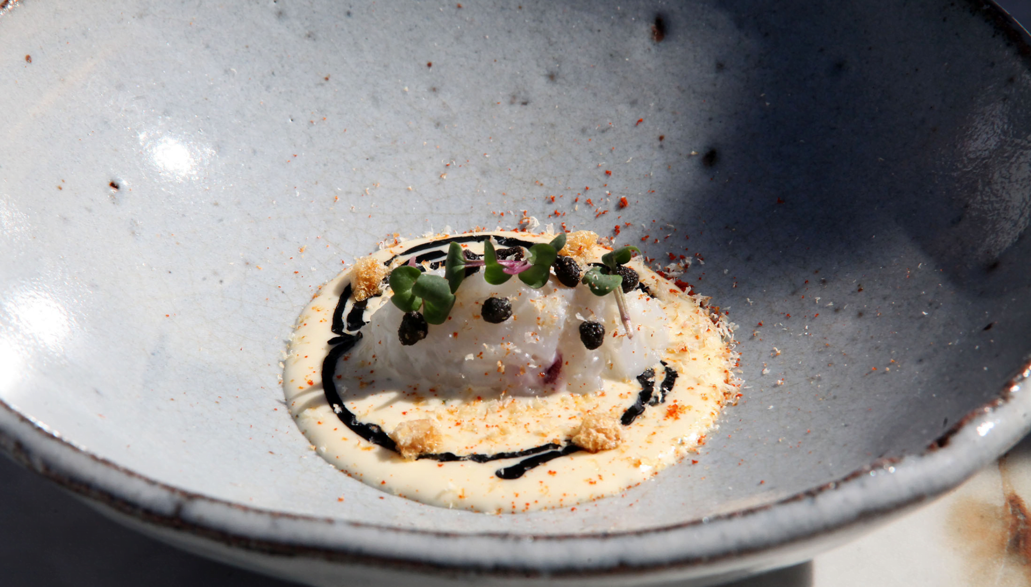 Tartar de sepia y panceta ibérica con gazpachuelo de dashi y tempura de su tinta