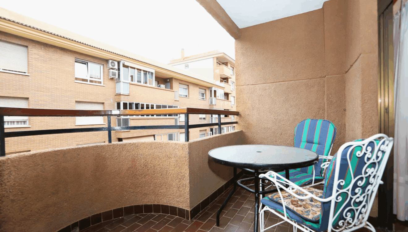 Terraza con mesa y sillas de exterior