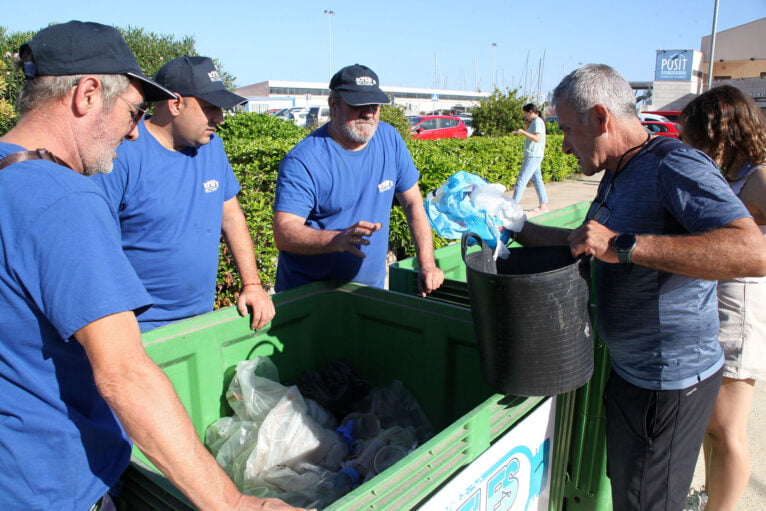 Voluntario depositando la basura recogida