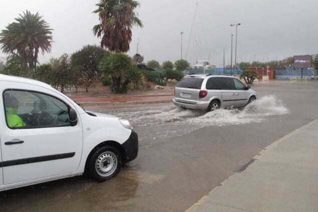 Imagen: Zona de la Marineta con acumulación de agua por la lluvia. Foto Tino Calvo
