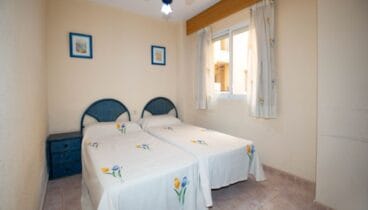 Acogedor dormitorio doble con camas individuales