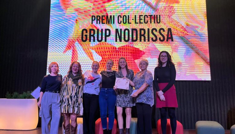 Aitana Mas junto al Grup Nodrissa en la entrega de premios