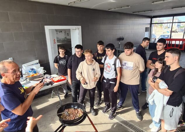 La Cofradía de Pescadores de Dénia disfruta de una jornada junto a estudiantes de cocina de la comarca 1 Imagen: Alumnos en el encuentro con la Cofradía de Pesacadores de Dénia