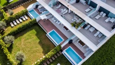 Apartamento de lujo en planta baja con piscina y jardín privados