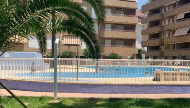 apartamento en urbanizacion con amplios jardines y piscina comunitaria