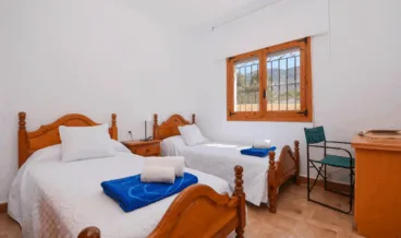 Baño de la vivienda con dos camas individuales