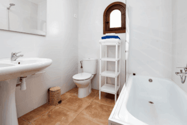 Baño equipado con bañera y dos lavabos