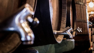 Bidones tradicionales de madera para la crianza de vinos de calidad