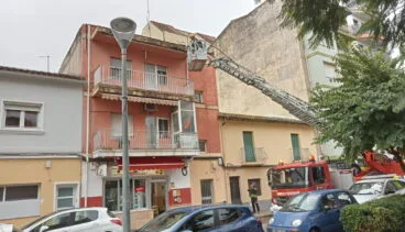 Bomberos intervienen por la caída de cascotes en Paseo del Saladar