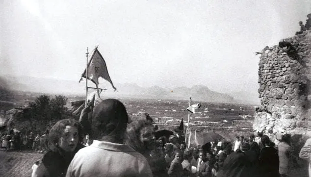 Imagen: Celebración en el Castillo de la primera piedra del Sagrat Cor el 5 de marzo de 1927 | Colección Cardona Far (Arxiu Municipal de Dénia)