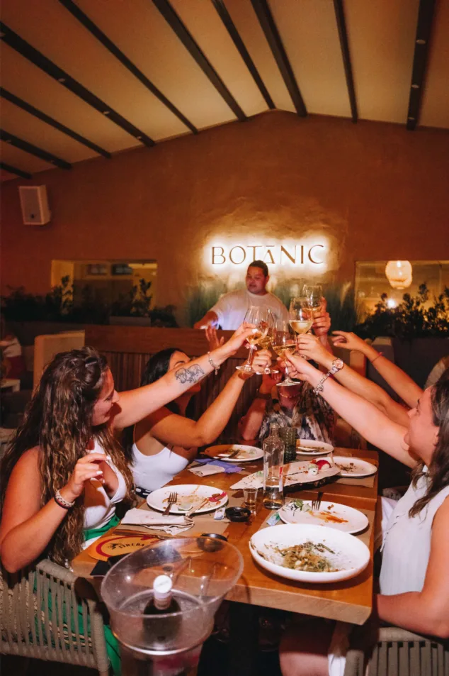 El sitio de moda en Dénia: un restaurante que combina música y baile con cocina fusión 5 cena mientras disfrutas de la mejor musica y ambiente festivo
