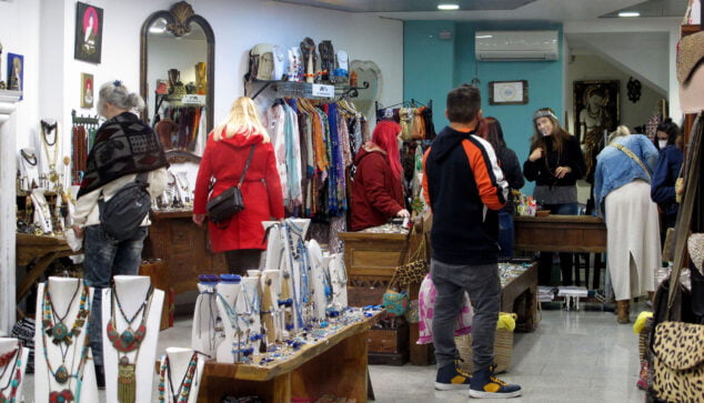 Imagen: Clientes realizando sus compras en una tienda de Dénia durante la pasada Nit de la Llum