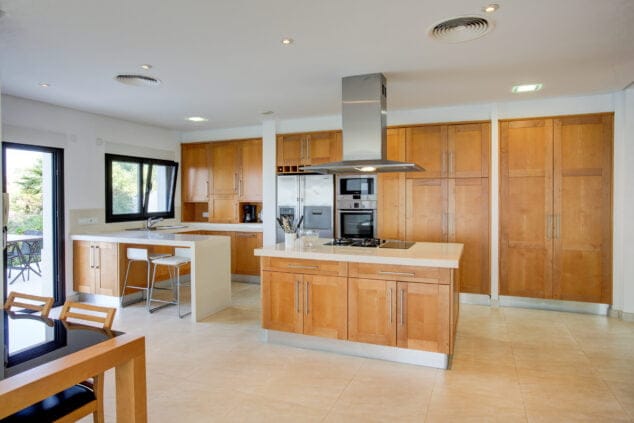 cocina completamente equipada con mobiliario de madera