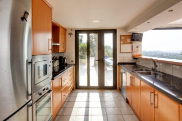 Cocina de la planta baja equiapada con electrodomésticos de calidad