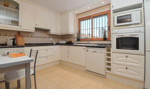 cocina de la vivienda totalmente equipada