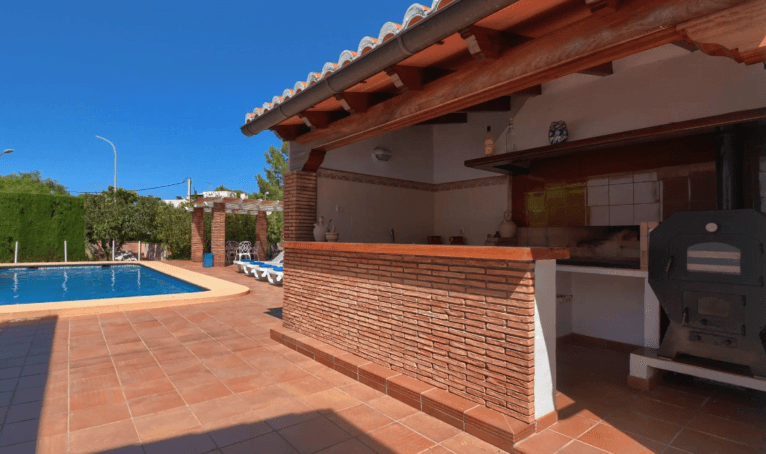 Cocina exterior con barbacoa