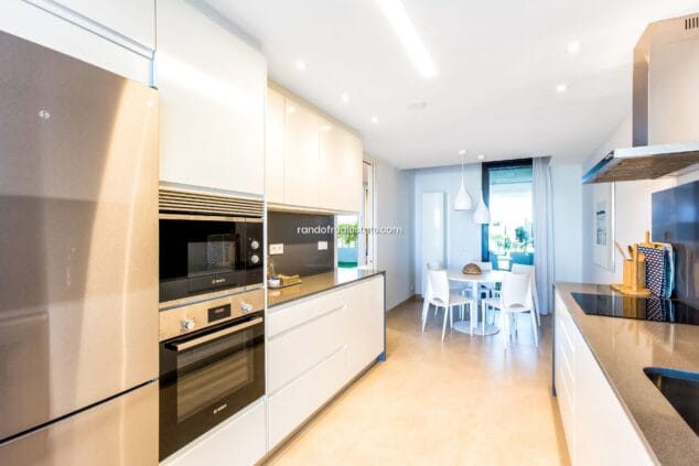 cocina nueva y moderna con zona para comer