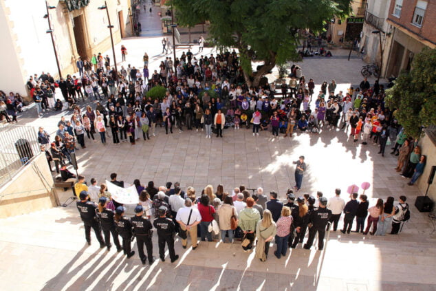 Imagen: Concentración de jóvenes en la plaza de la Constitució