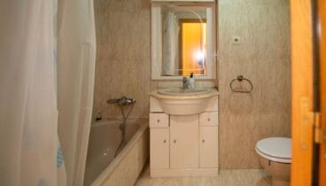 Cuarto de baño con inodoro y bañera