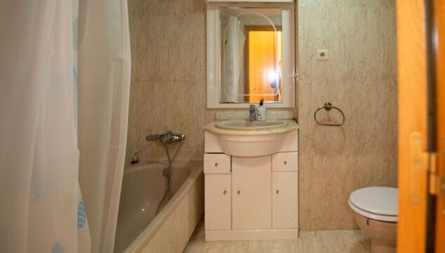 cuarto de bancc83o con inodoro y bancc83era