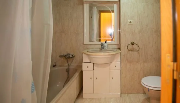 ¿Eres más de ciudad o de playa? Elige tu casa ideal entre estos dos apartamentos 1 cuarto de bancc83o con inodoro y bancc83era