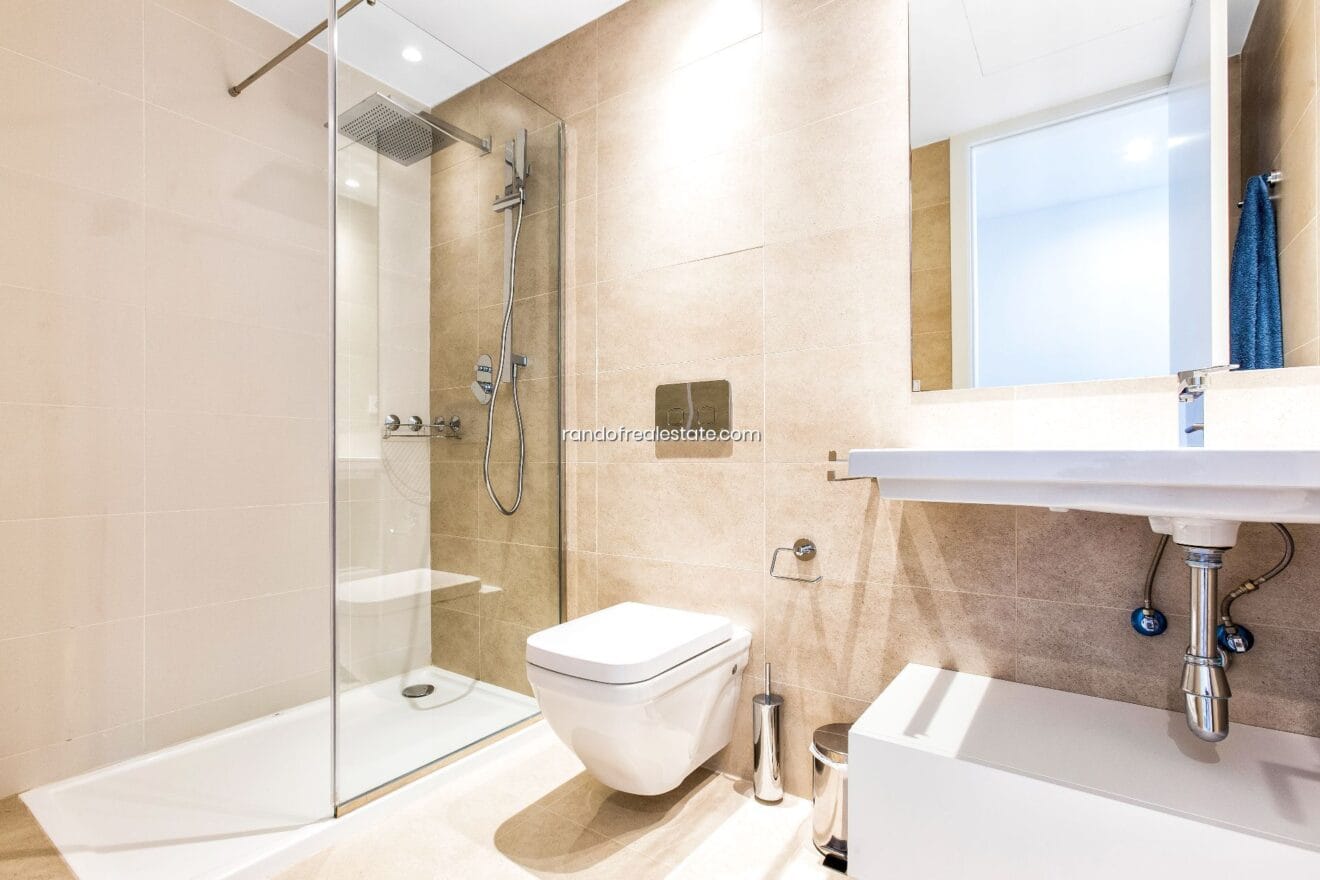 Cuarto de baño amplio y luminoso