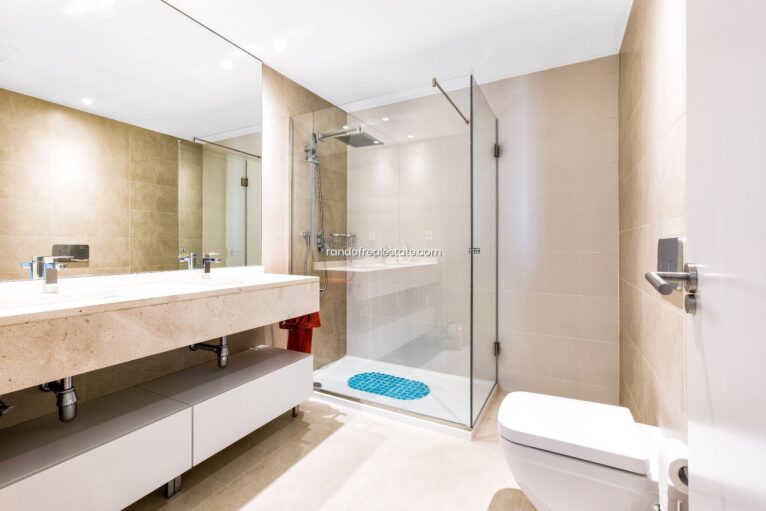 Salle de bain double équipée d'un bac à douche