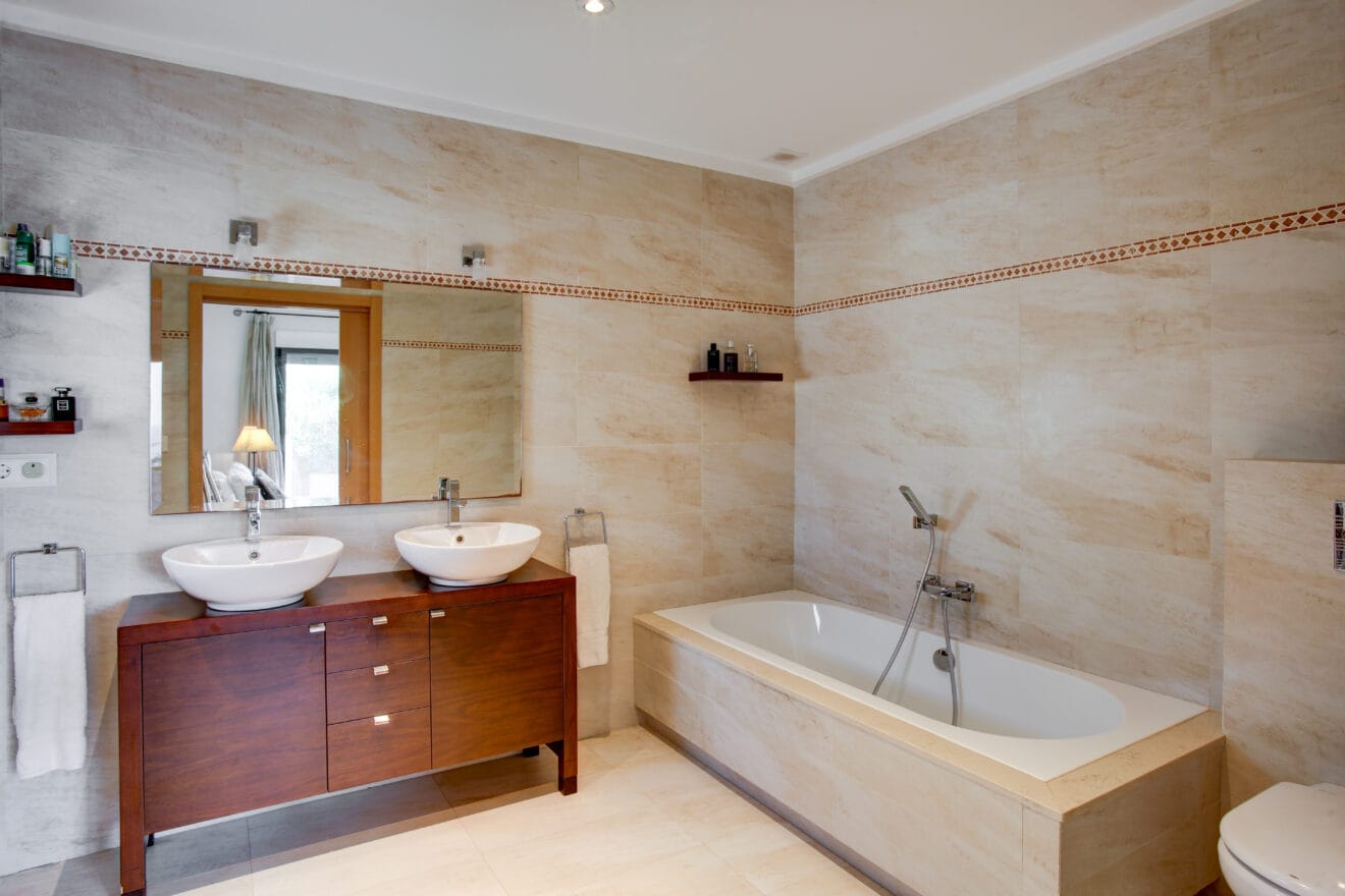 Cuarto de baño en suite del dormitorio principal