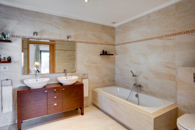 cuarto de bano en suite del dormitorio principal