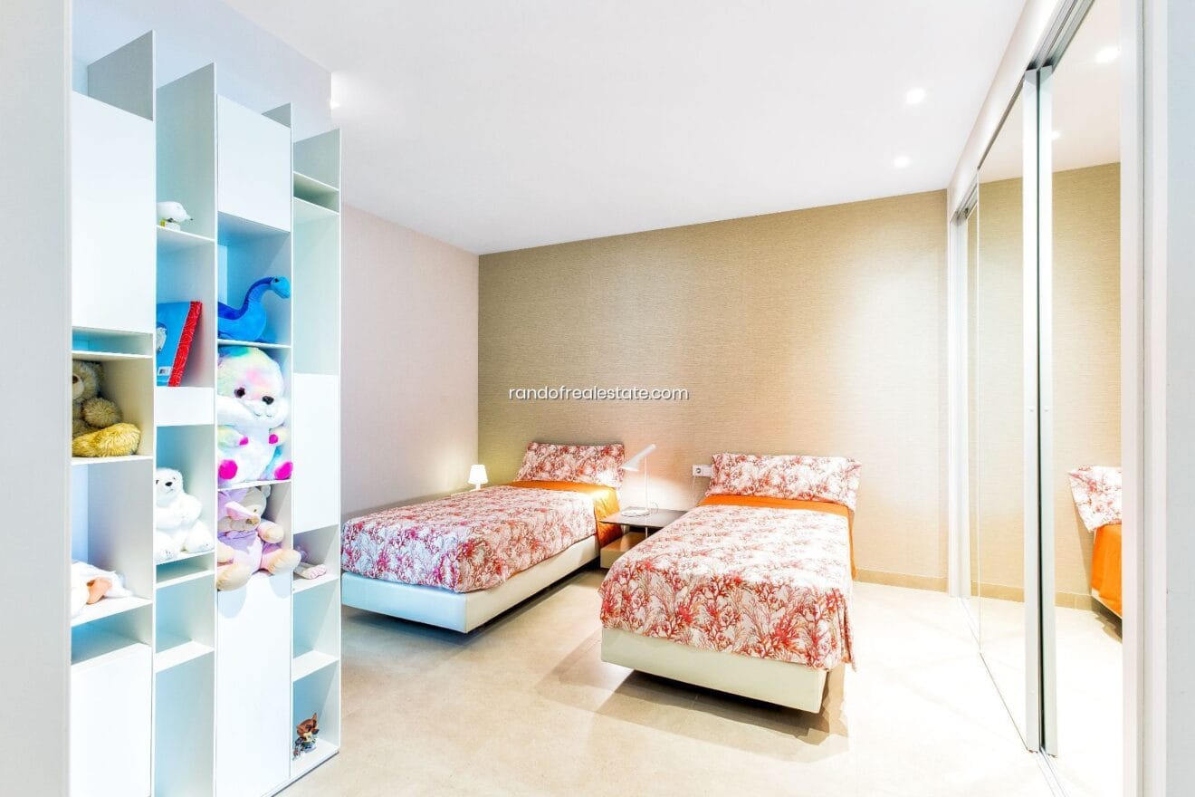 Dormitorio doble con armarios empotrados