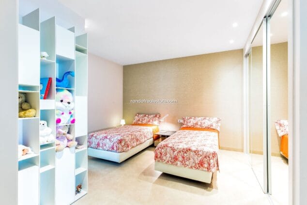 dormitorio doble con armarios empotrados