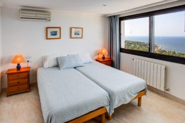 Dormitorio doble con ventanal con vistas al mar